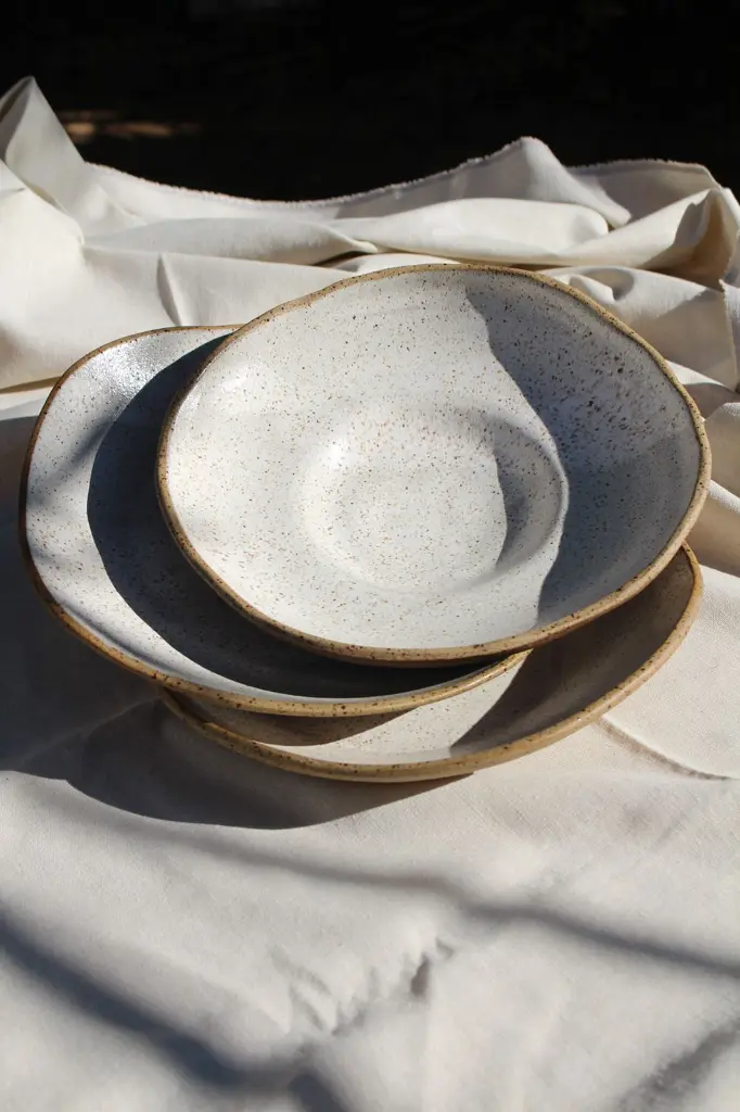 Plates Irregular by Auri