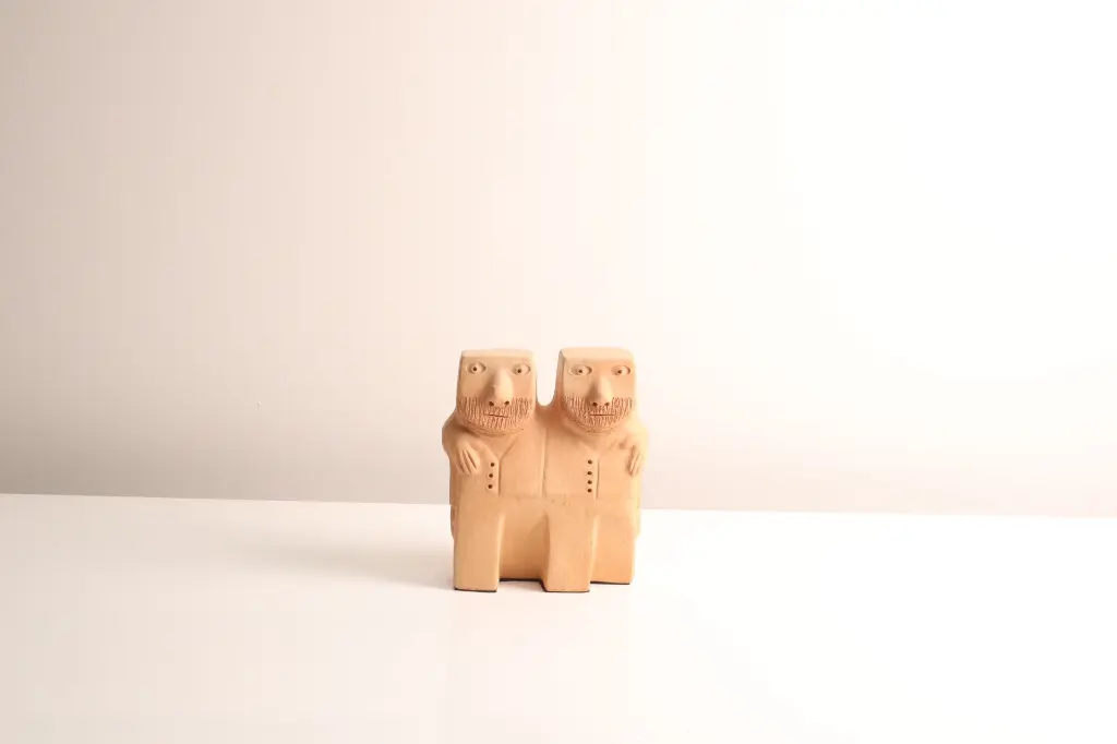 Sculpture dancing couple by Mano de Baé