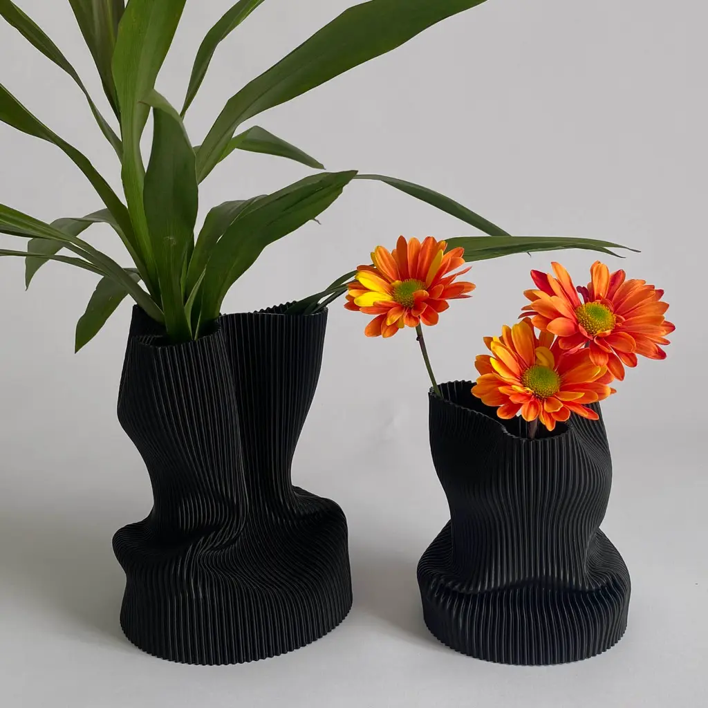 Vase Wrinkle by É Pedra BLACK