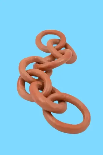 Ceramic chains by Ana Tracunhaem